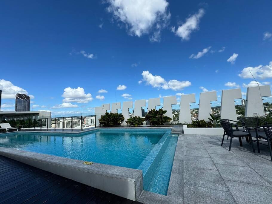 Stylish 1br W Infinite Pool In South