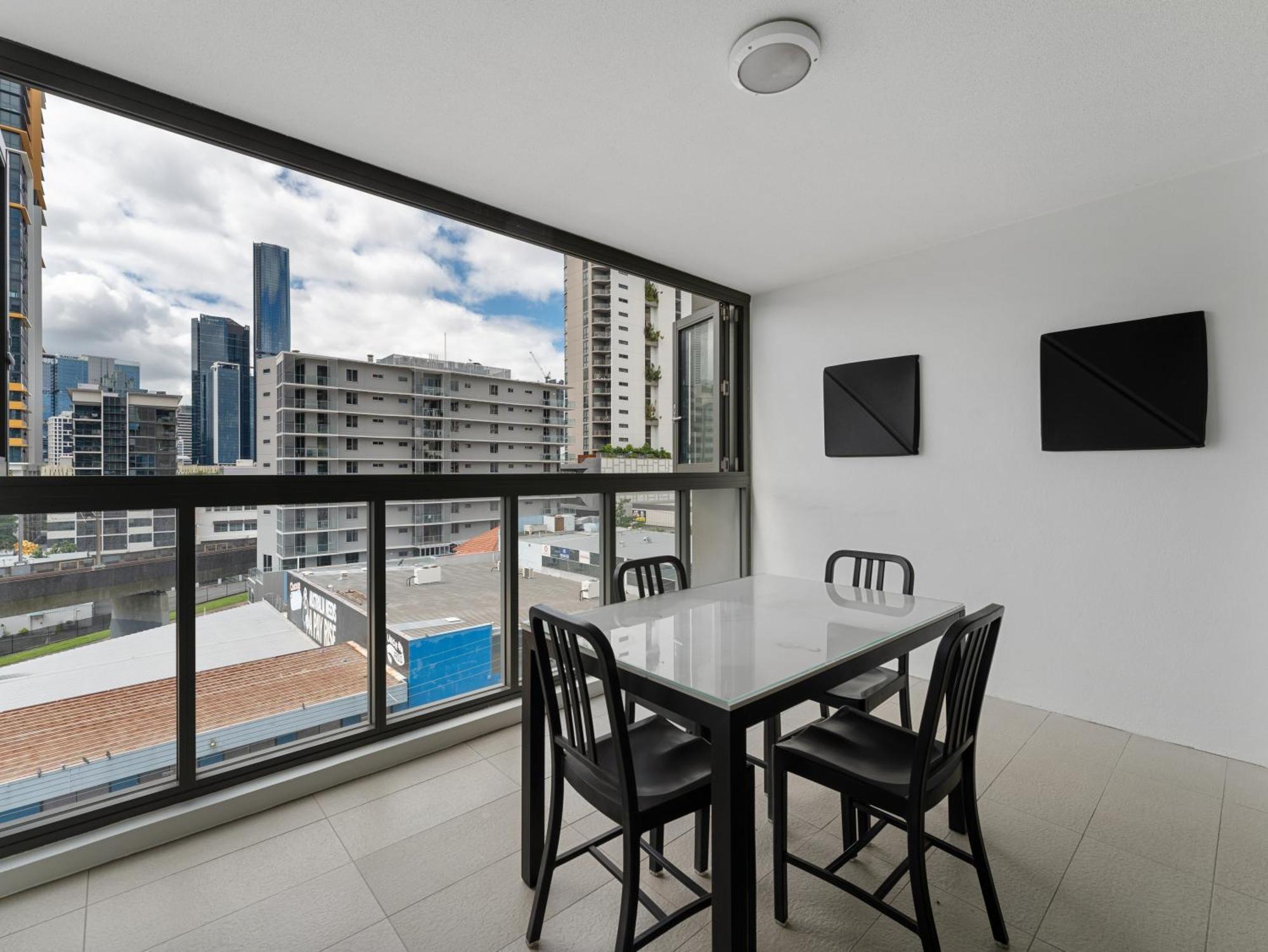 Apartment Discover Urban Bliss In Our 1-bedroom King Bed Apartment! Views And Cultural Gems