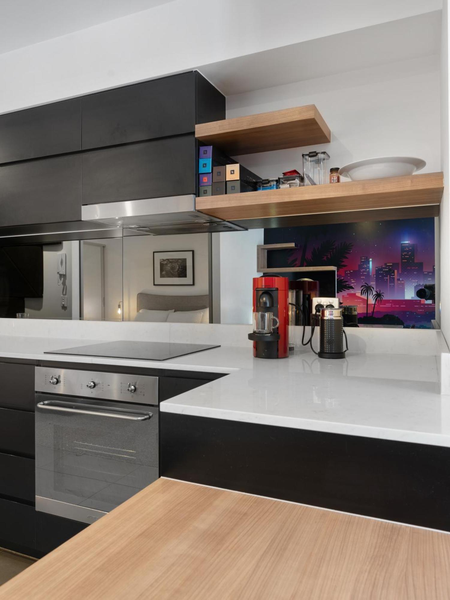 Discover Urban Bliss In Our 1-bedroom King Bed Apartment! Views And Cultural Gems