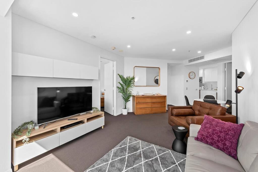 Infinity Excellence!~1bed/1bath/office/1car~views! *