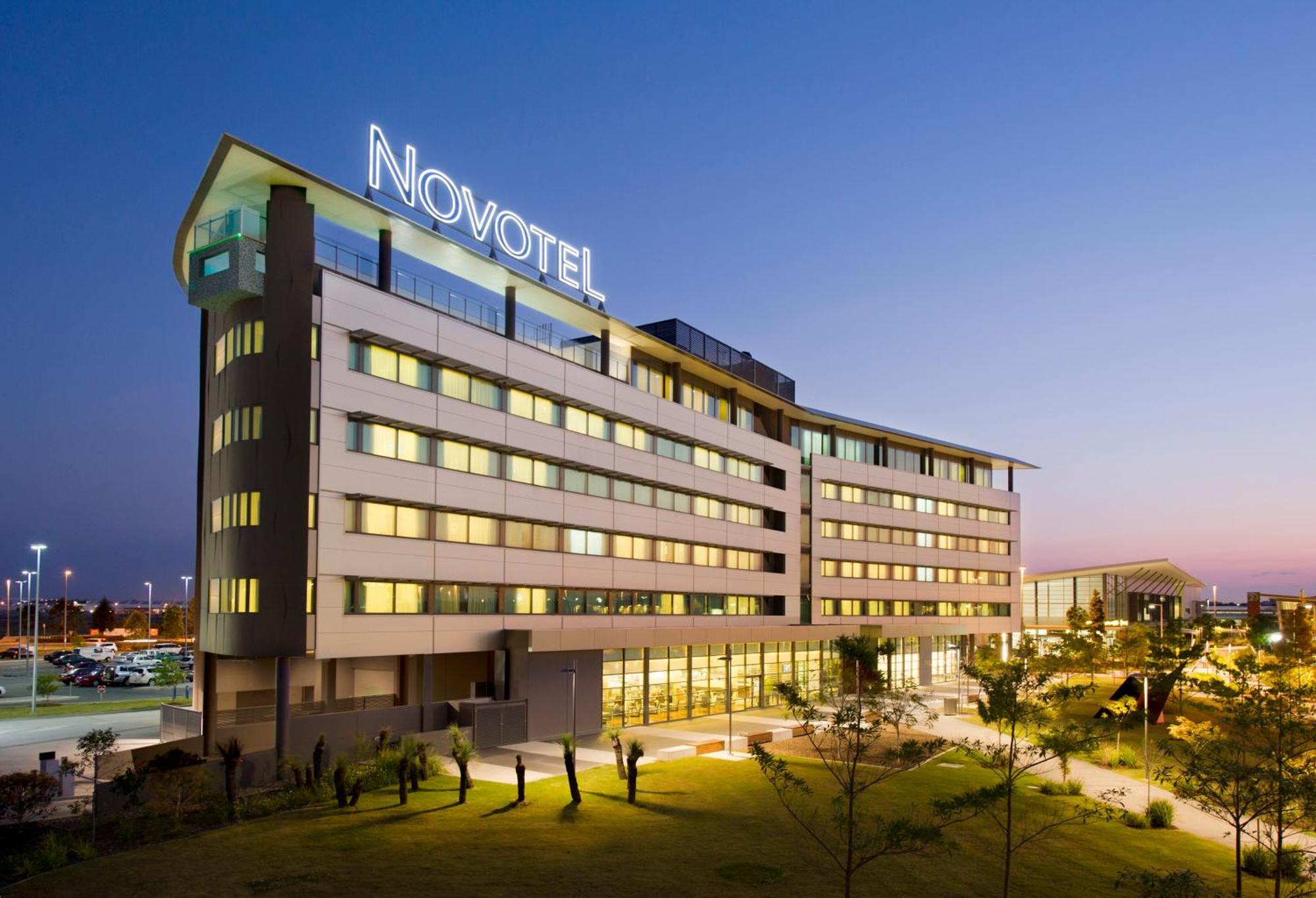 Novotel Airport 4*