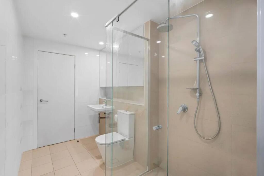 Location! Cbd 2b1b W/parking, Shared Pool,gym * Brisbane