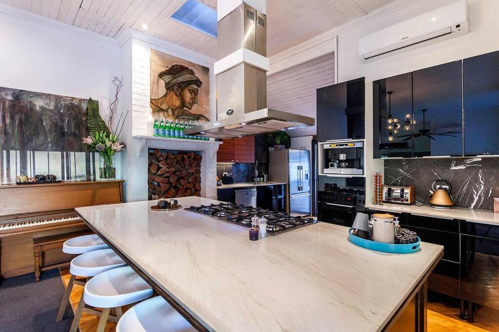 Stunning Tropical Oasis Free Parking Brisbane