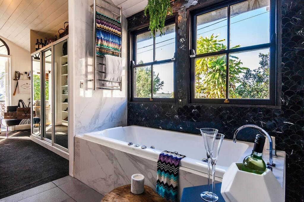 Stunning Tropical Oasis Free Parking Villa