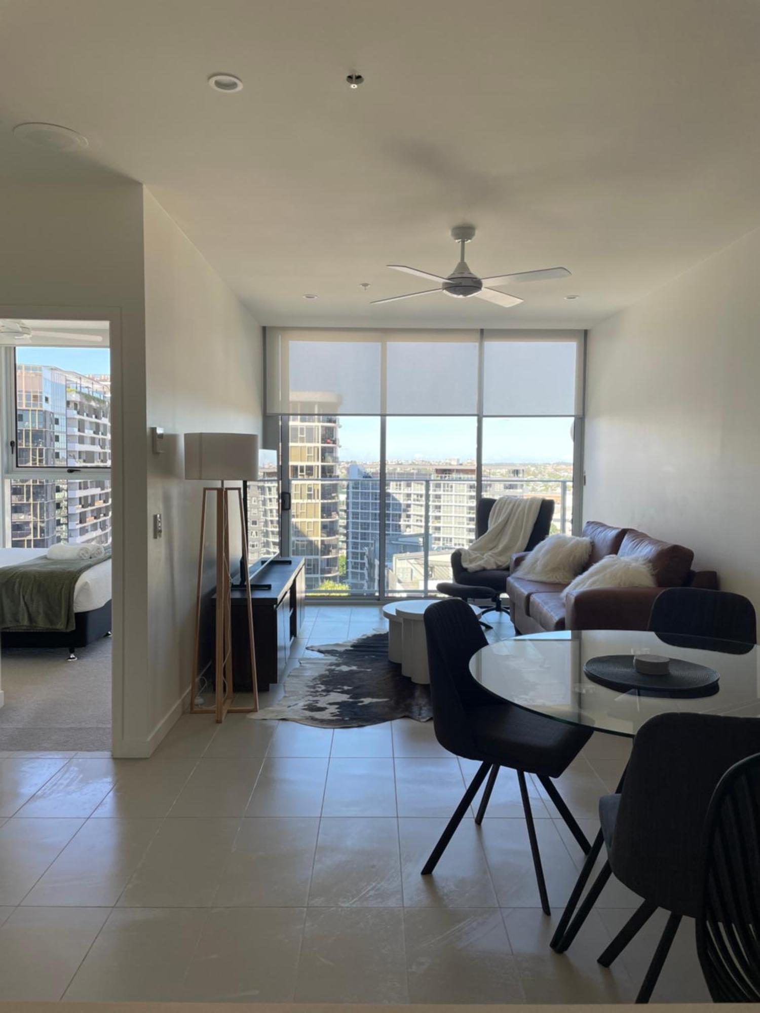 Top-floor Luxe In The Free Parking, Pool, Gym, Wifi *