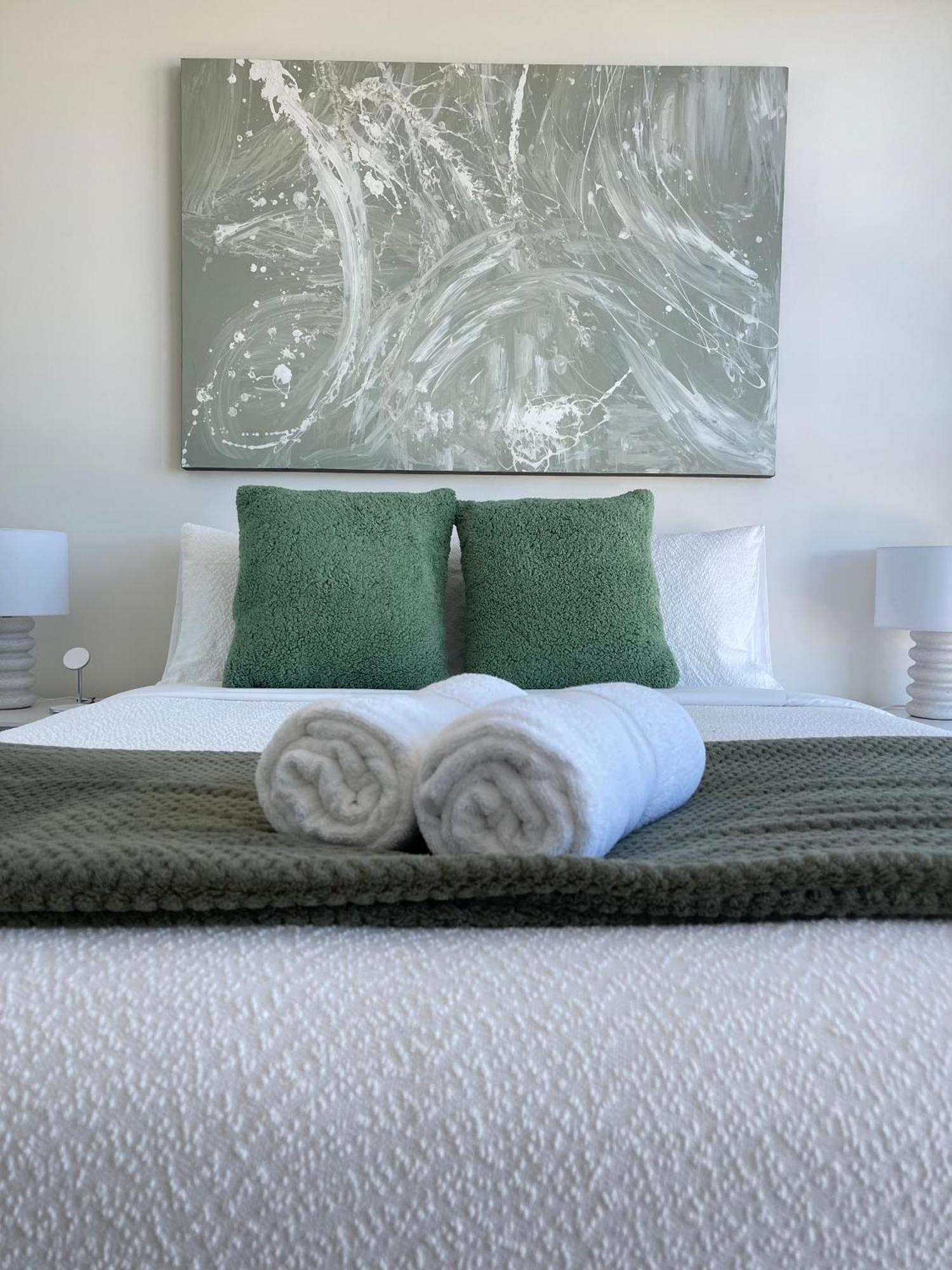 Top-floor Luxe In The Free Parking, Pool, Gym, Wifi