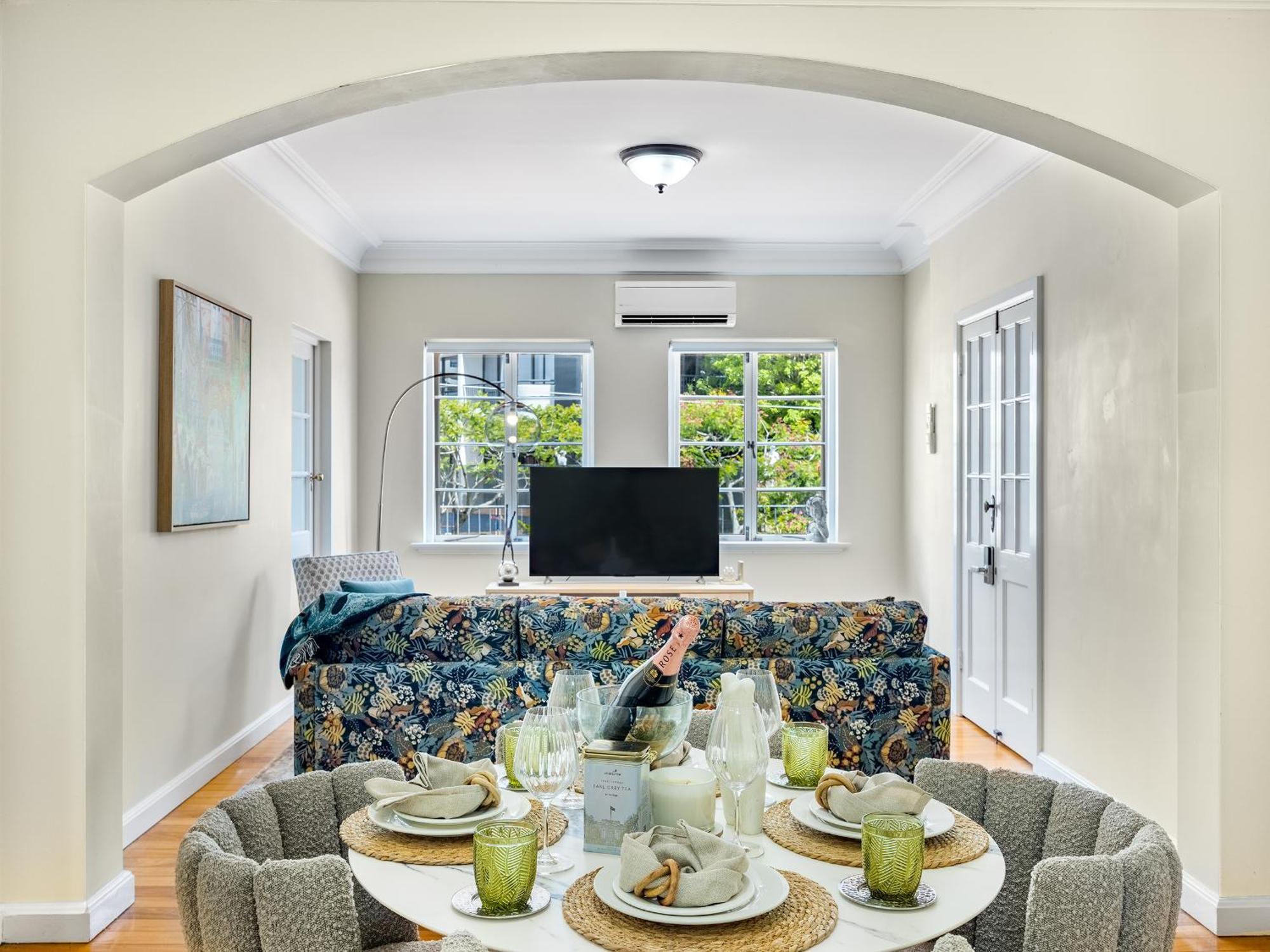 Apartment Riverside Heritage Chateau/convenient/free Carpark *