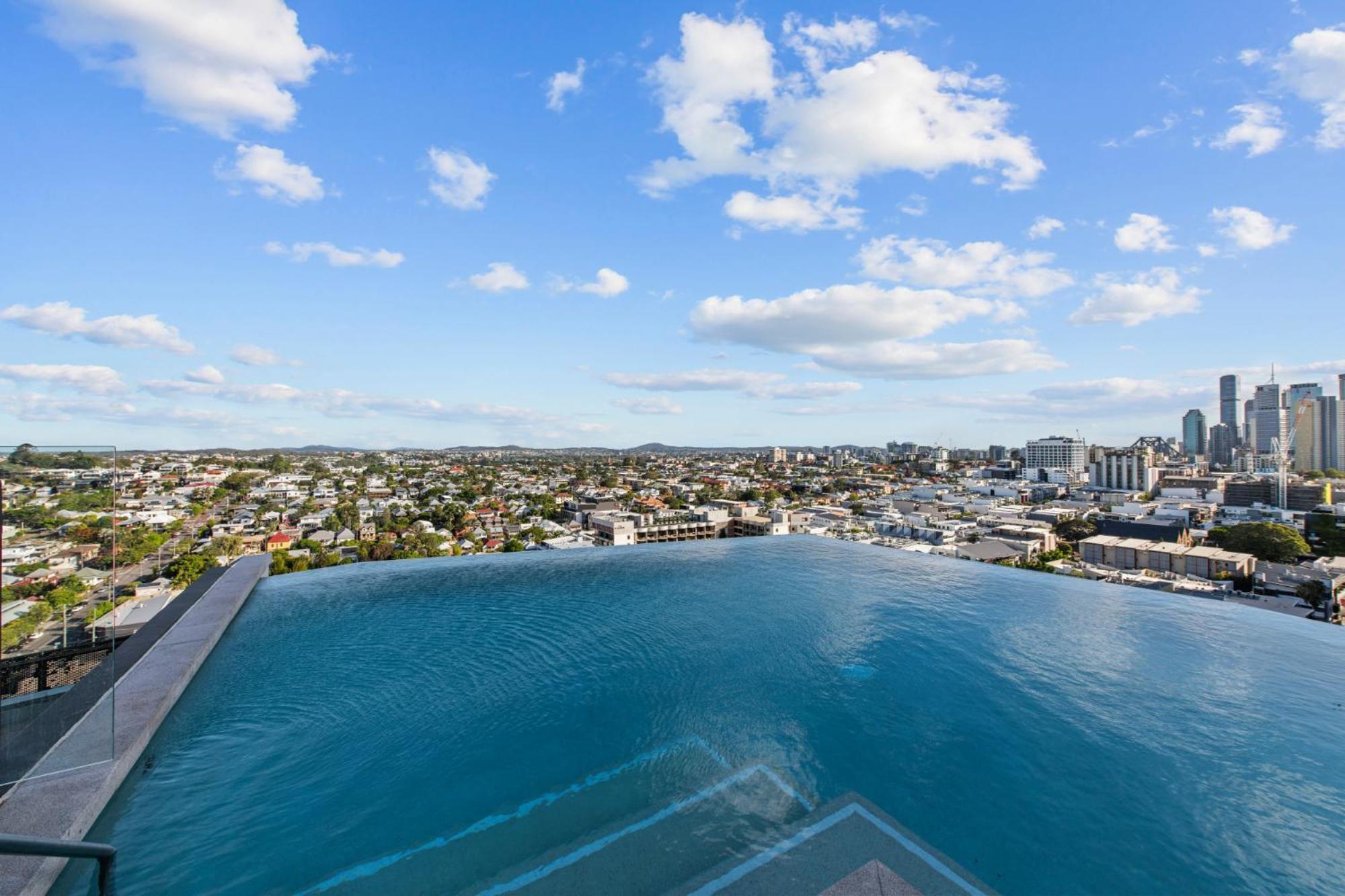 Spacious 1-bed Unit With Rooftop Infinity Pool *