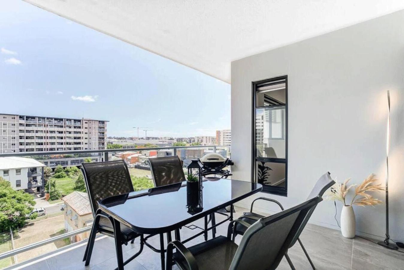 Modern 2-bed 2-bath - Walk To Hospital & Westfield Apartment *