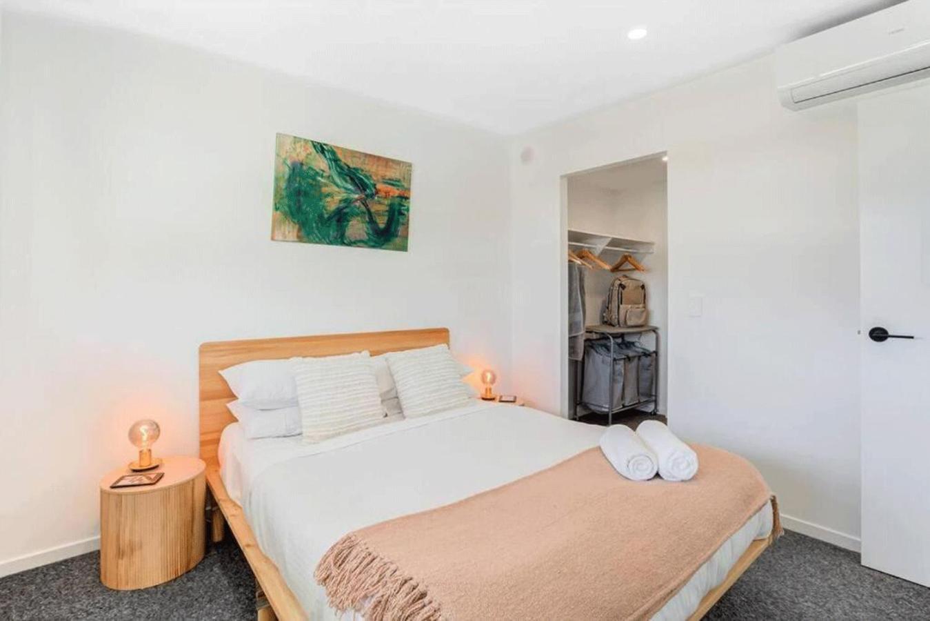 Modern 2-bed 2-bath - Walk To Hospital & Westfield