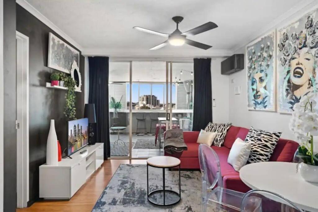 Retro Chic Vibes, Tropical Pool & Prime Location Brisbane