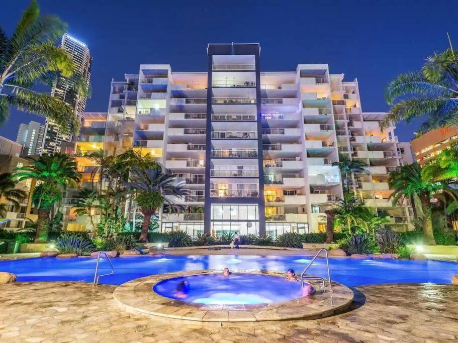 Retro Chic Vibes, Tropical Pool & Prime Location * Brisbane