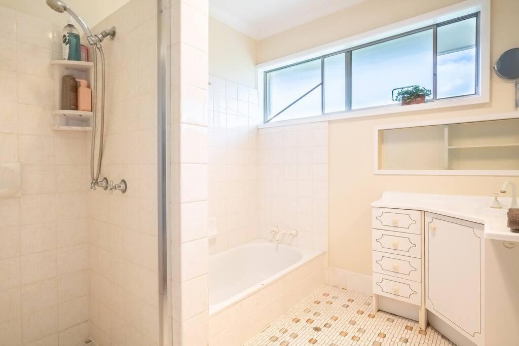 Family Cozy Retreat Near Westfield Villa