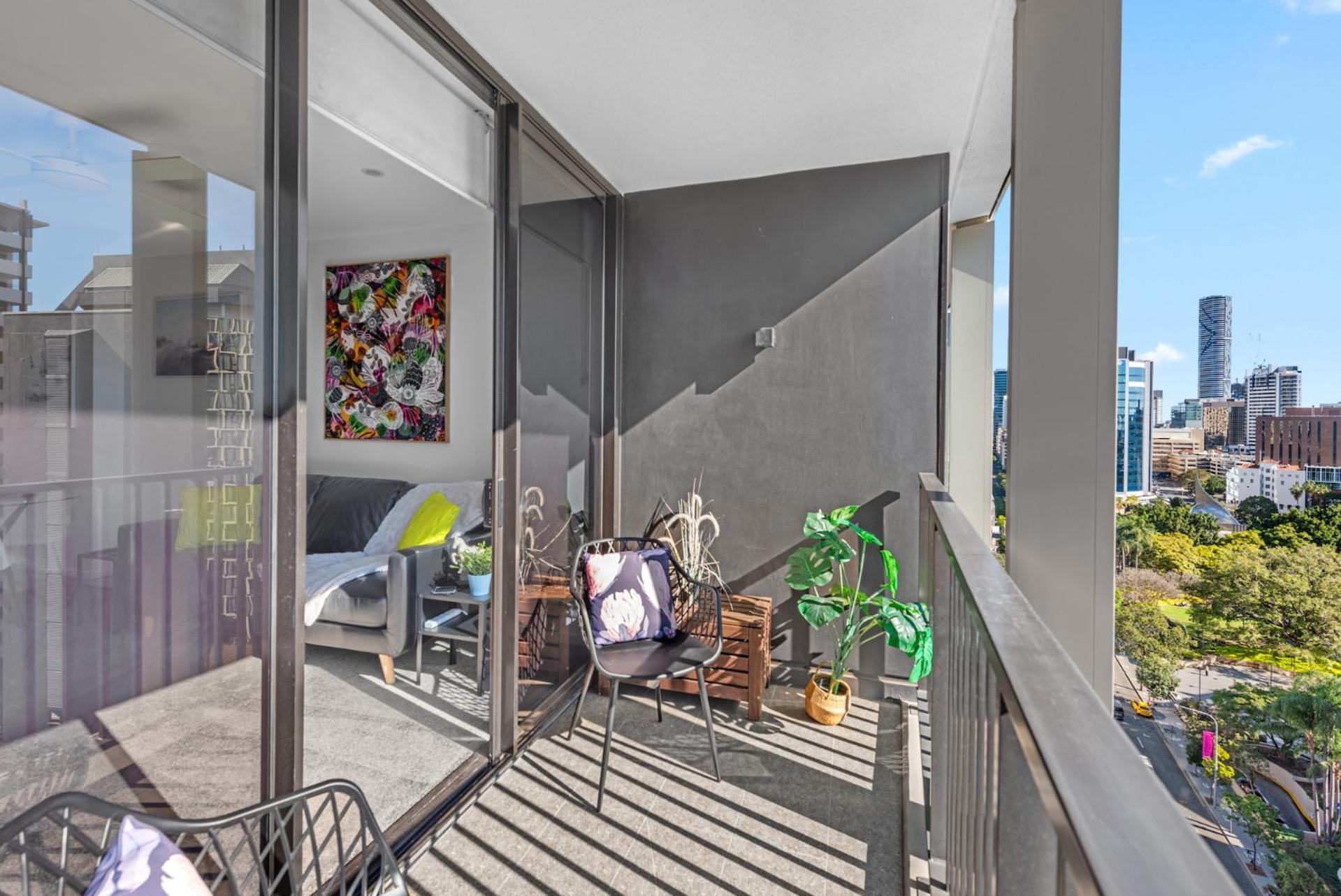 Living! 1bed/1bath/1car/pool Apartment