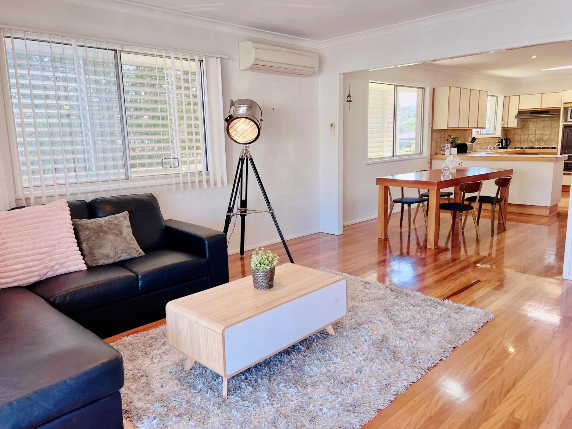 Family Cozy Retreat Near Westfield Villa