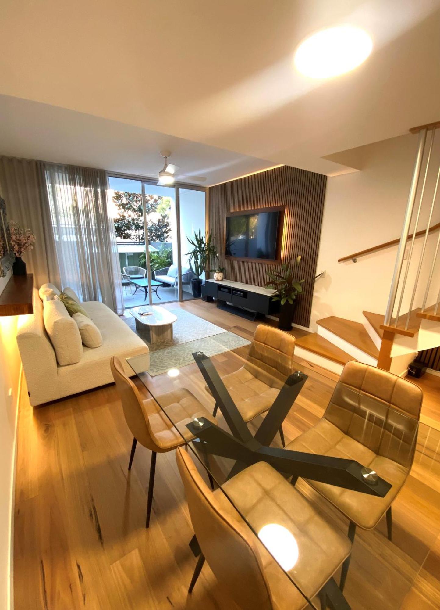 2 Bed Metres From Bulimba Ferry On Oxford Street *