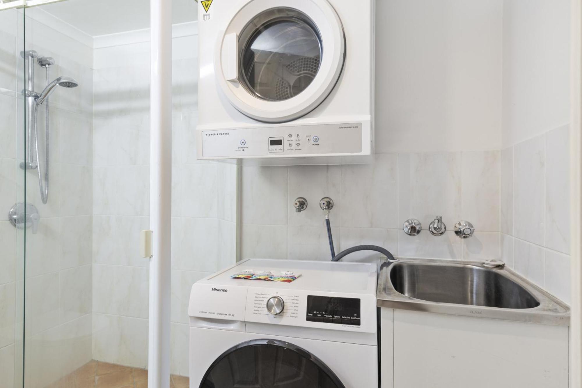 Modern 2-bed Unit With Parking In South * Brisbane