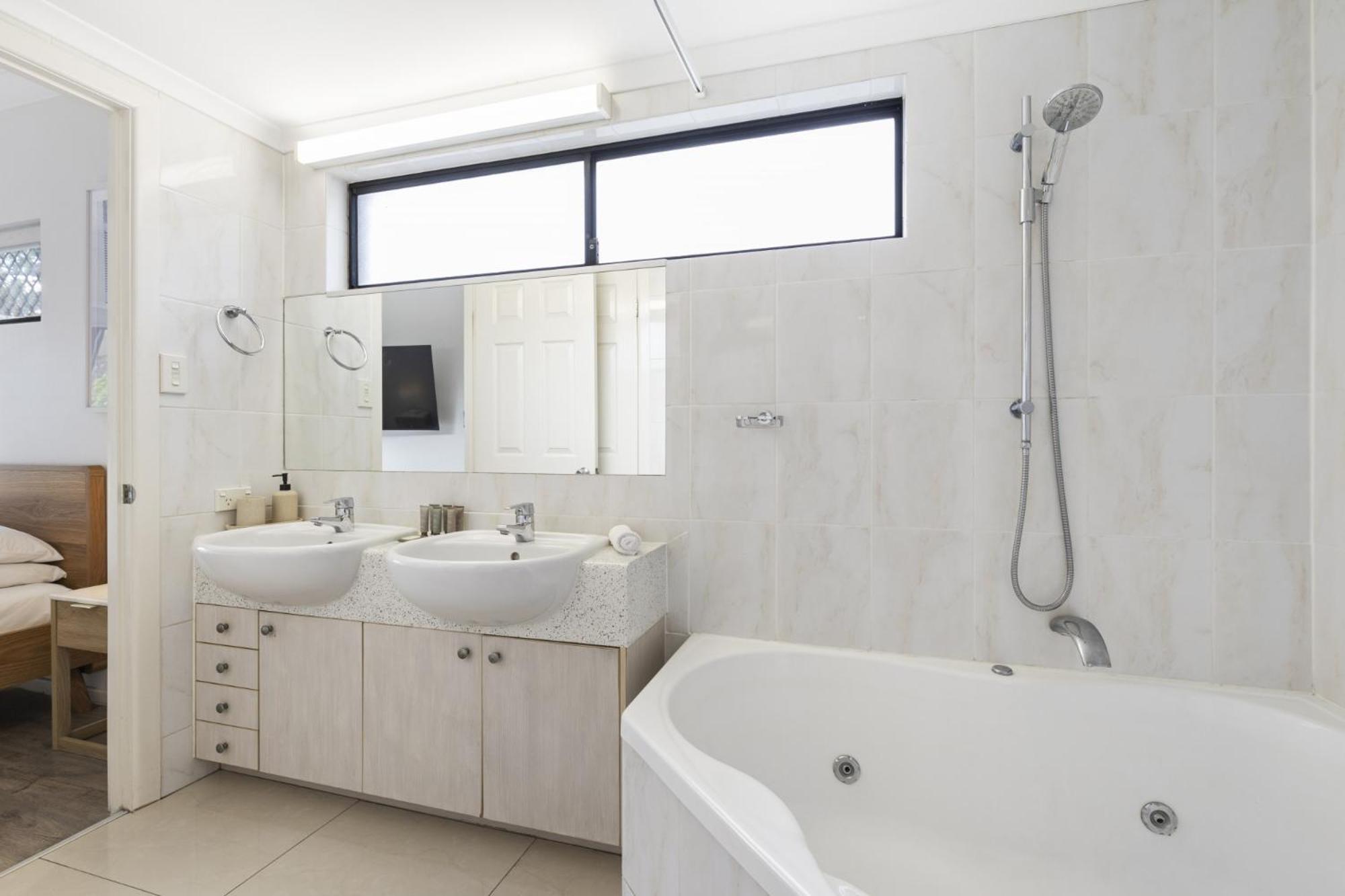 Modern 2-bed Unit With Parking In South
