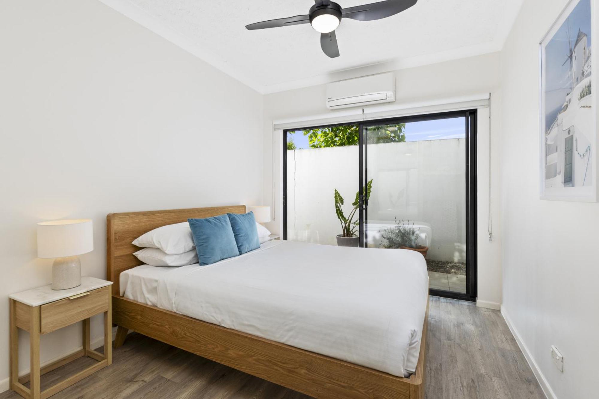 Apartment Modern 2-bed Unit With Parking In South