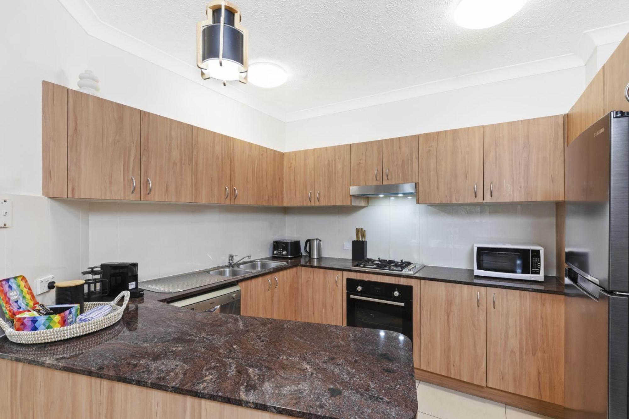 Apartment Modern 2-bed Unit With Parking In South *
