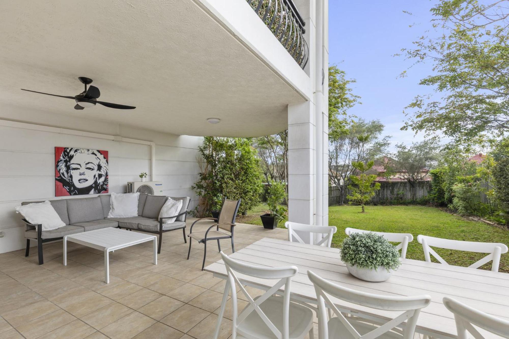 Modern 2-bed Unit With Parking In South Brisbane