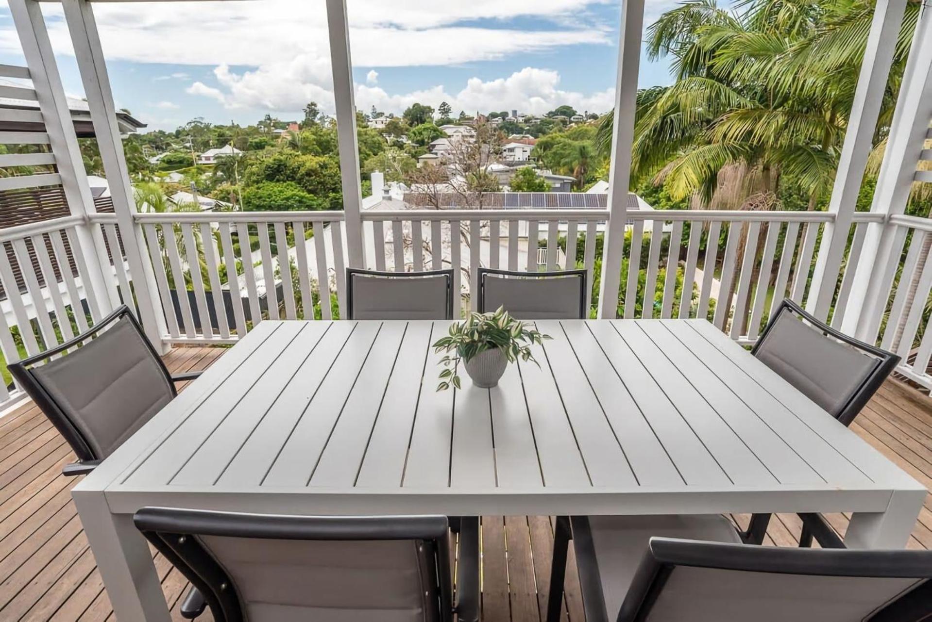 Elegant 4 Bedroom With Entertaining Area Holiday home