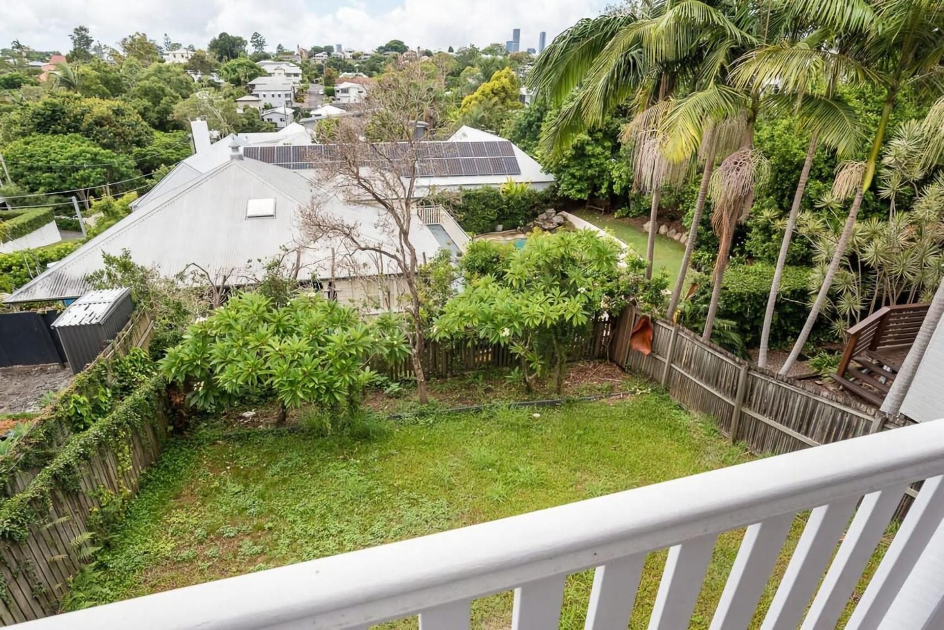 Holiday home Elegant 4 Bedroom With Entertaining Area *