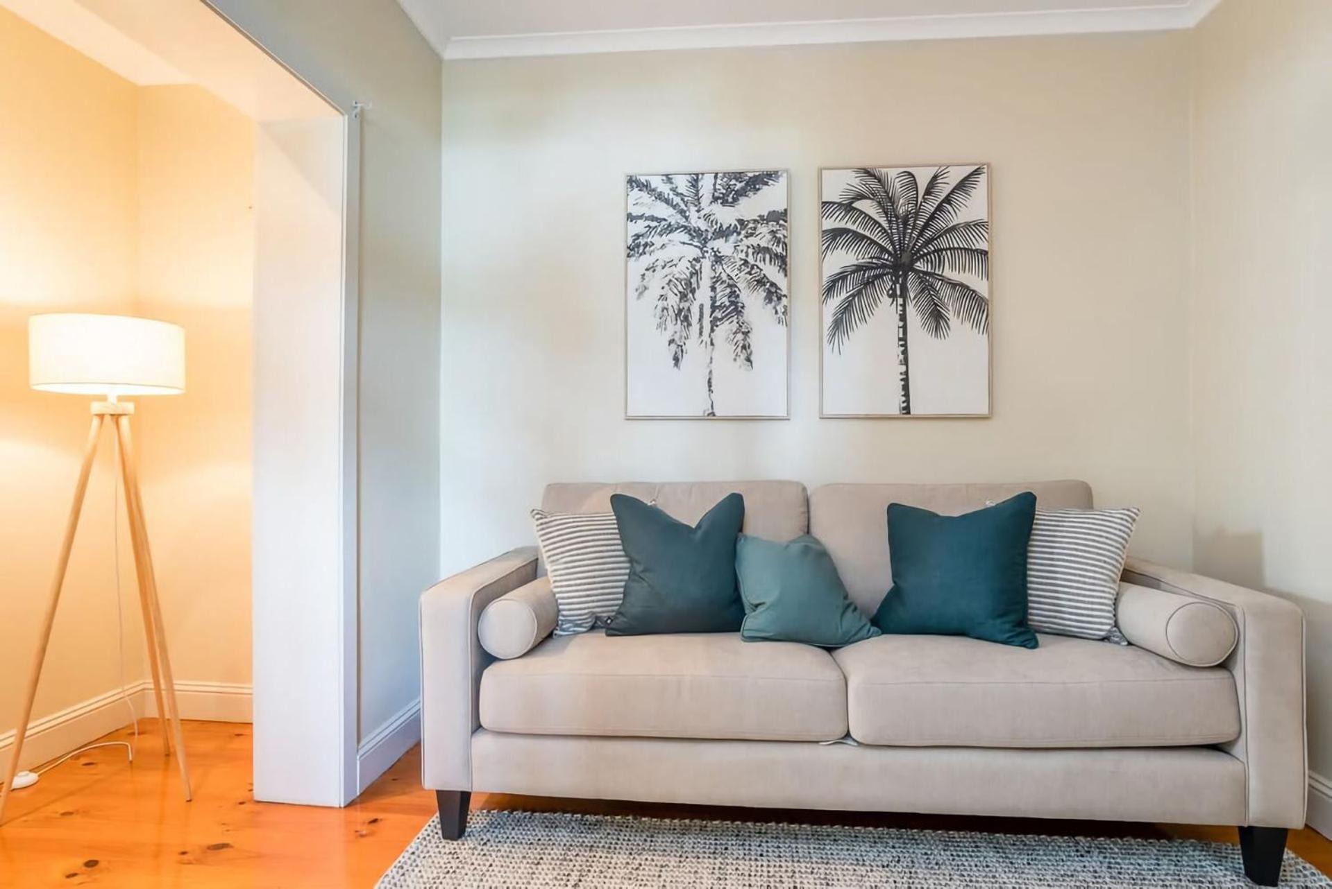 Holiday home Elegant 4 Bedroom With Entertaining Area *