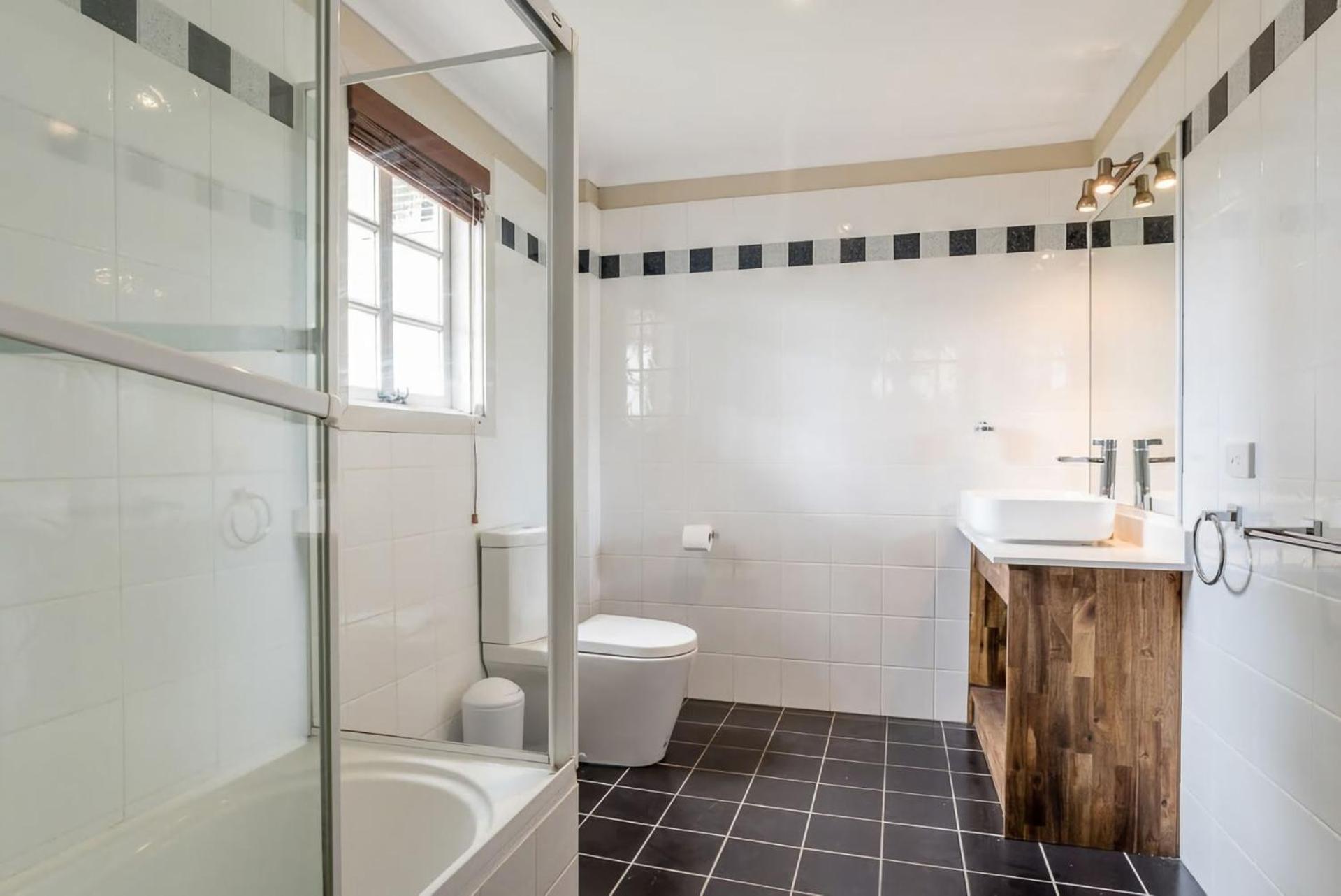 Elegant 4 Bedroom With Entertaining Area Holiday home Brisbane