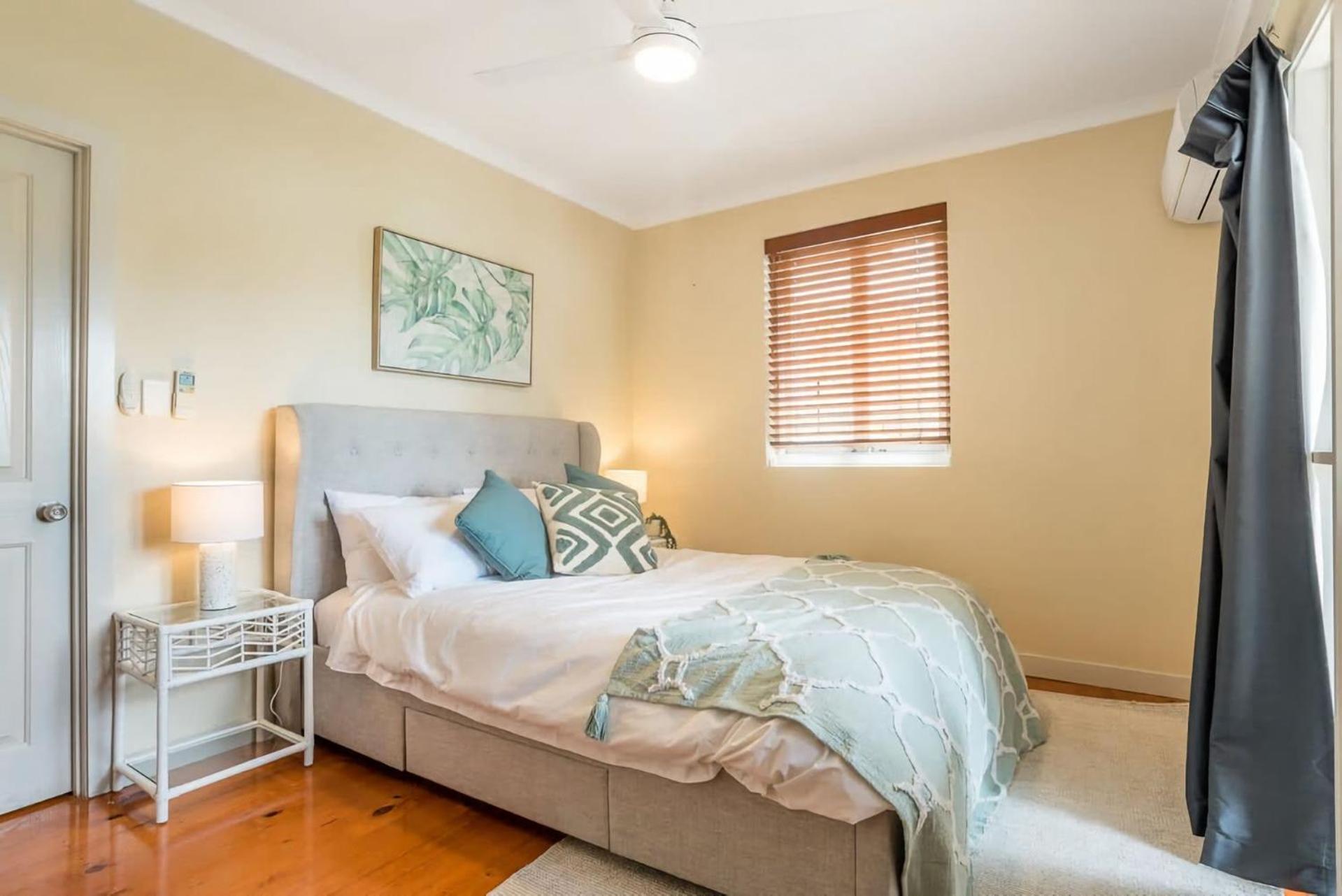 Elegant 4 Bedroom With Entertaining Area Holiday home
