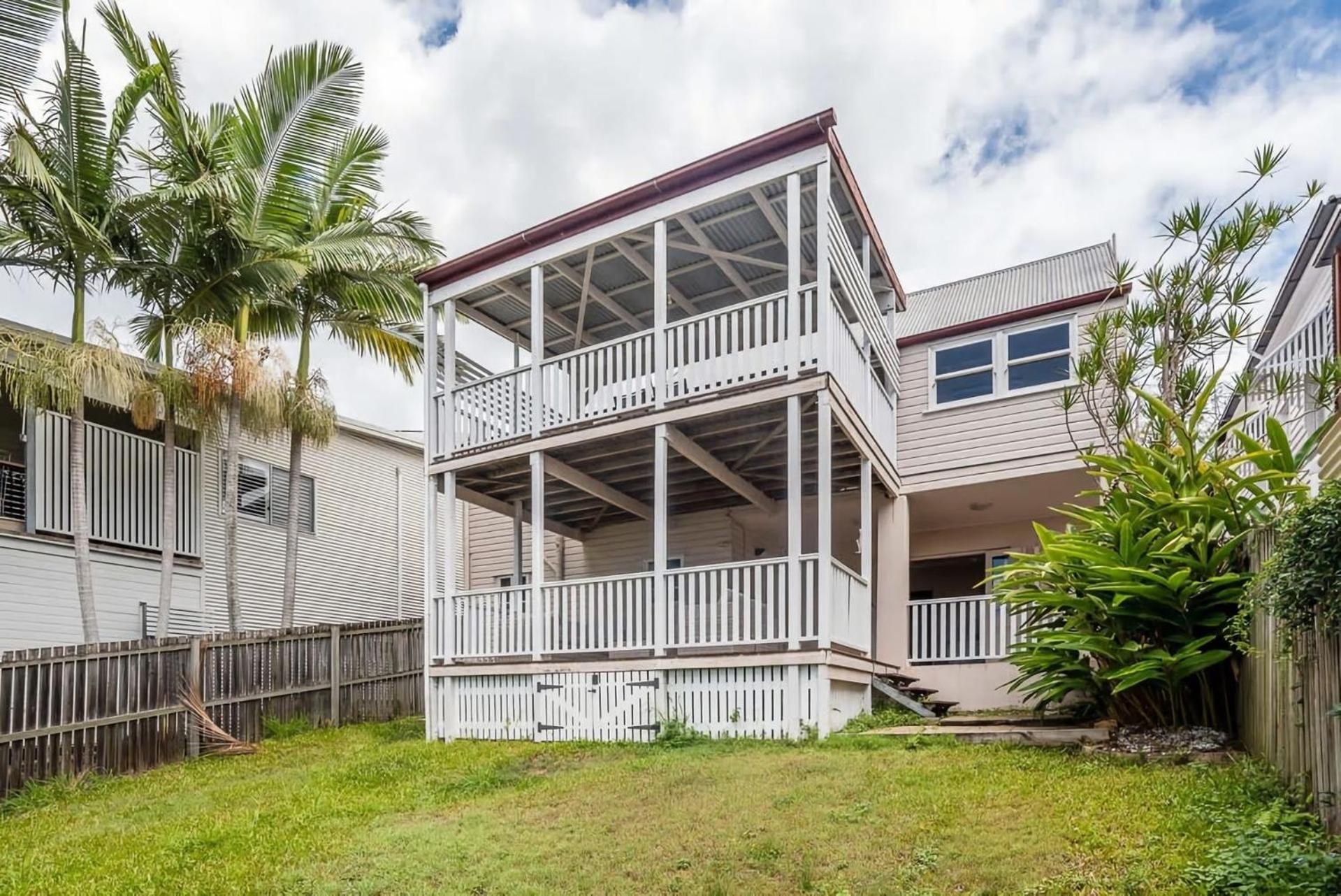 Elegant 4 Bedroom With Entertaining Area *