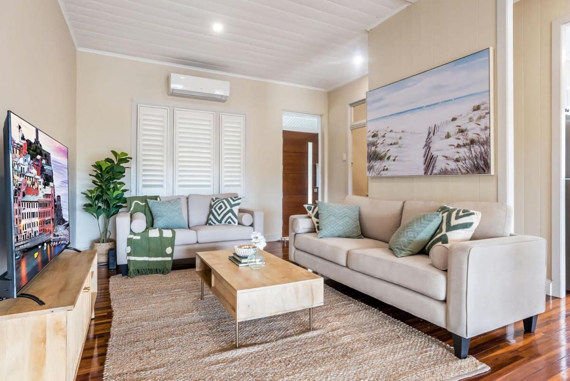 Elegant 4 Bedroom With Entertaining Area Holiday home