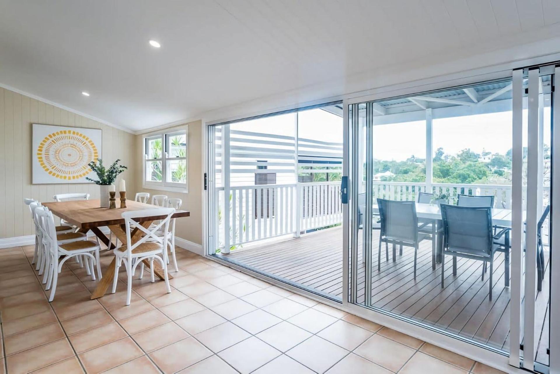 Elegant 4 Bedroom With Entertaining Area Holiday home *