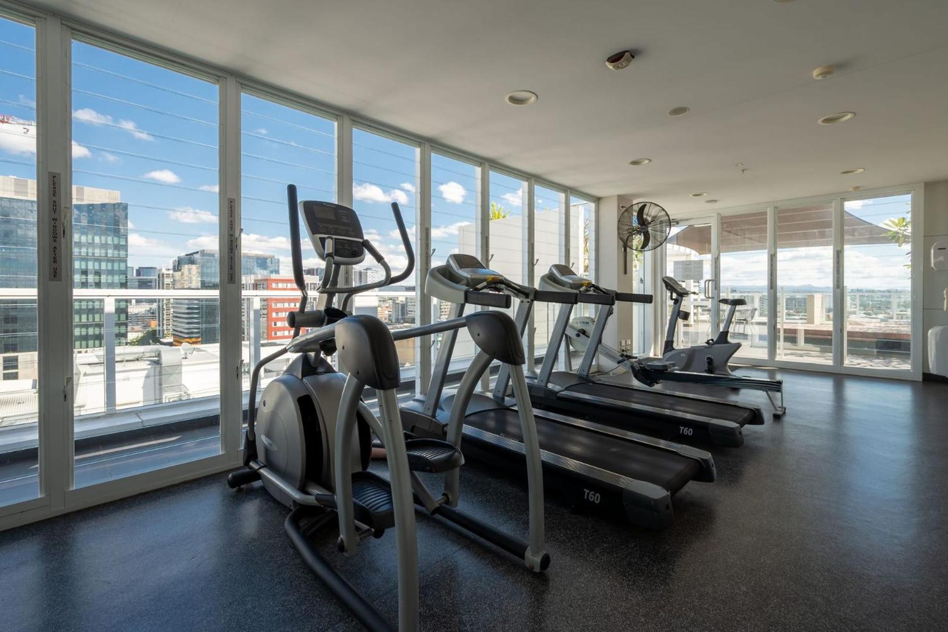 Oasis Stylish With Gym Rooftop Pool Apartment