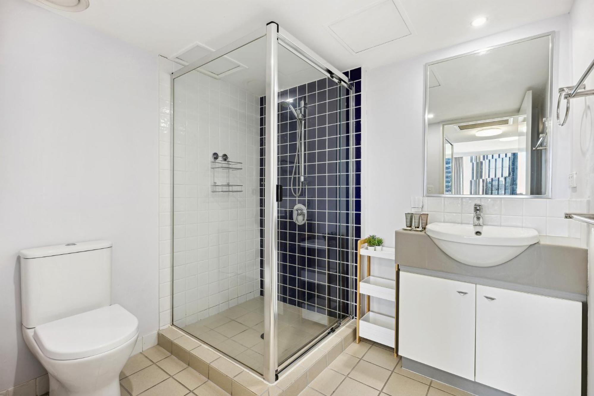2-bed Abode With Swimming Pool Gym & Views Apartment *