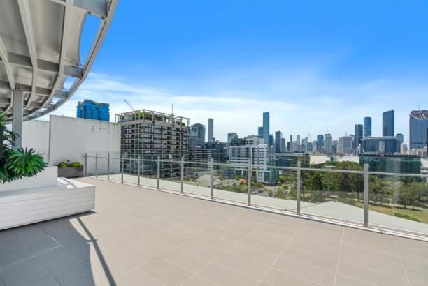 Spacious One-bedroom In South Apartment *