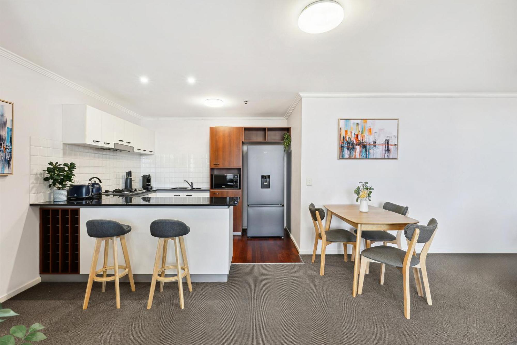 2-bed Abode With Swimming Pool Gym & Views Apartment