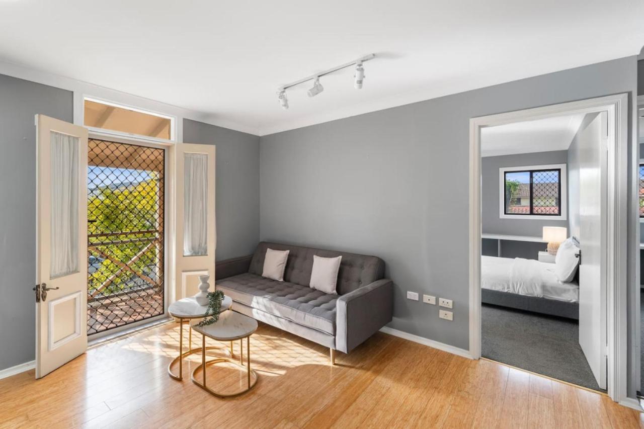 Spacious Affordable 7b3b 2 Living Pool Yard And Mall Brisbane