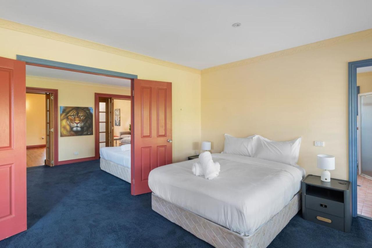 Spacious Affordable 7b3b 2 Living Pool Yard And Mall
