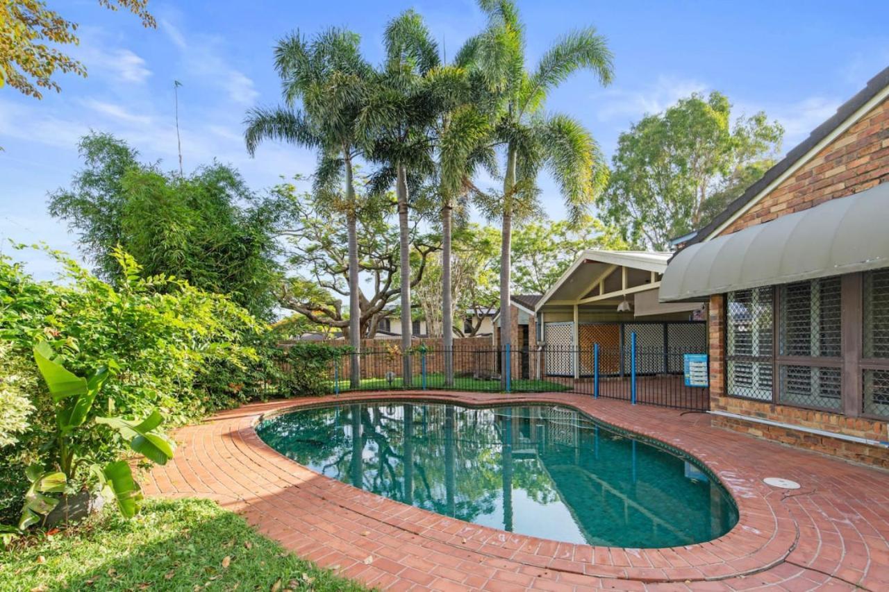 Spacious Affordable 7b3b 2 Living Pool Yard And Mall Holiday home