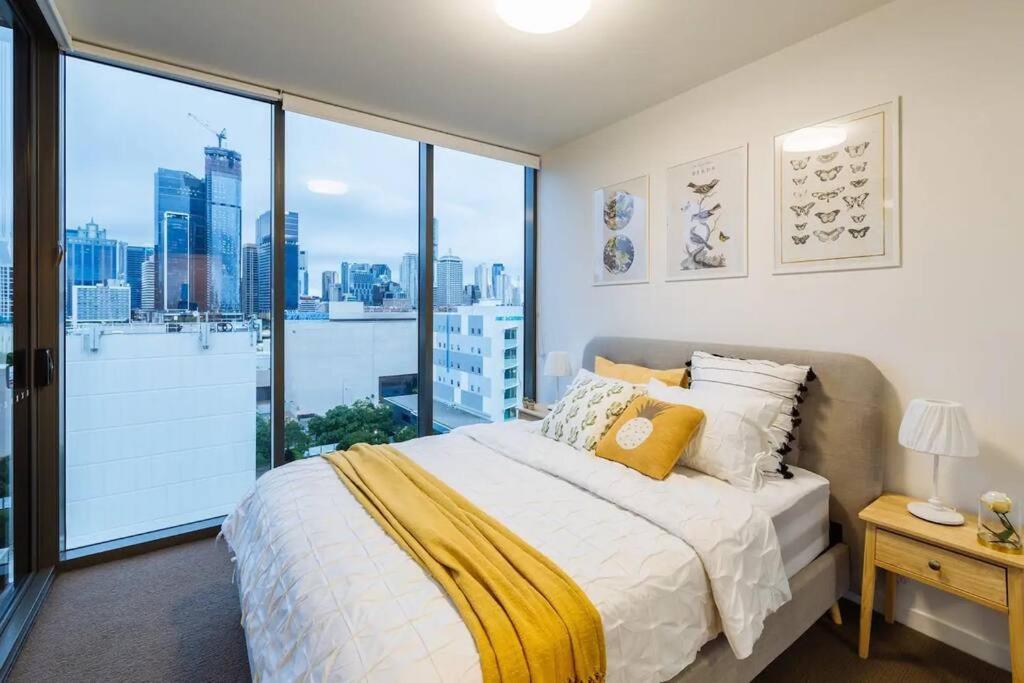 Modern Style River View 2 Bedroom With Parking Brisbane