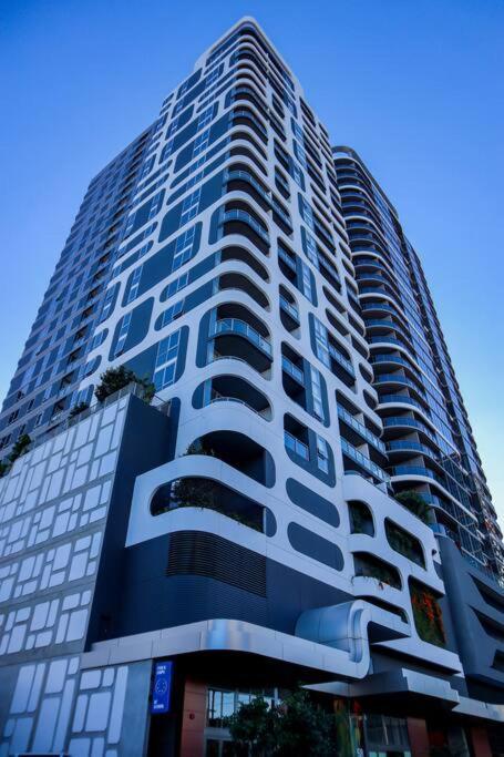 Modern Style River View 2 Bedroom With Parking Apartment *