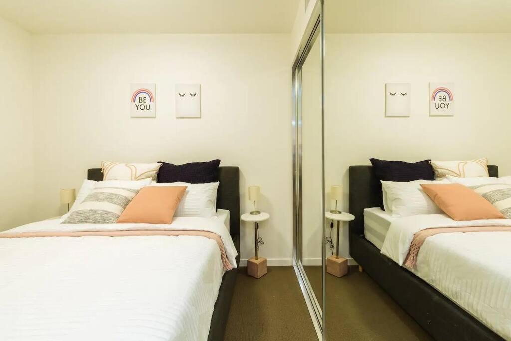Apartment Modern Style River View 2 Bedroom With Parking *