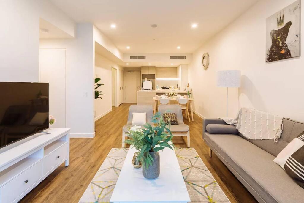 Modern Style River View 2 Bedroom With Parking Apartment Brisbane