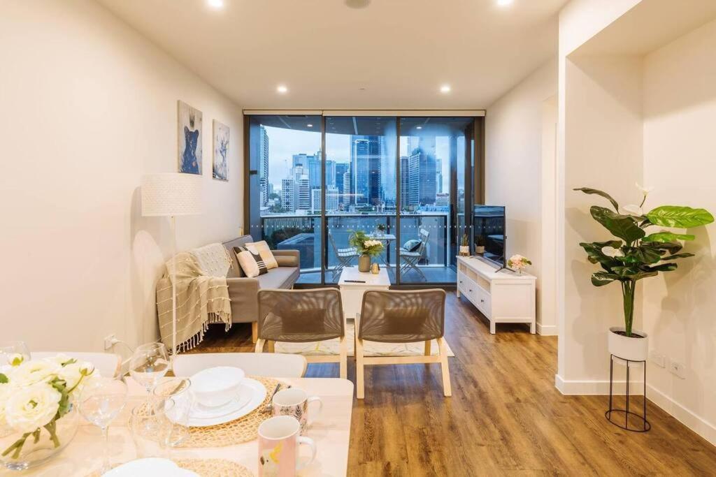 Modern Style River View 2 Bedroom With Parking * Brisbane