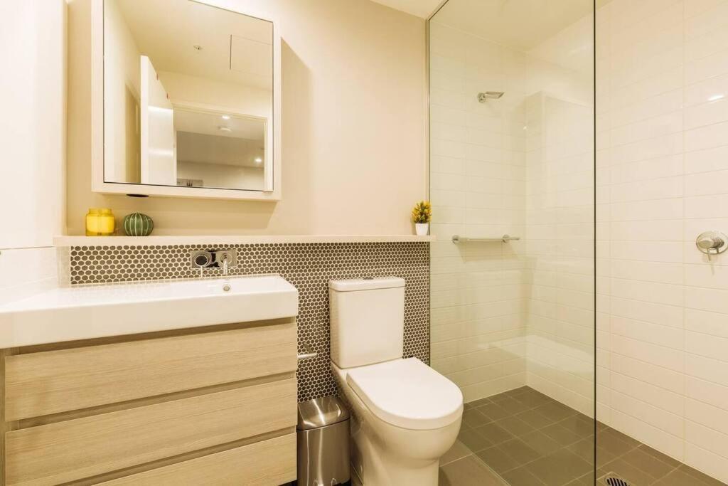 Apartment Modern Style River View 2 Bedroom With Parking