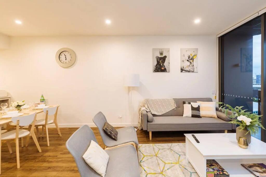 Modern Style River View 2 Bedroom With Parking Apartment *