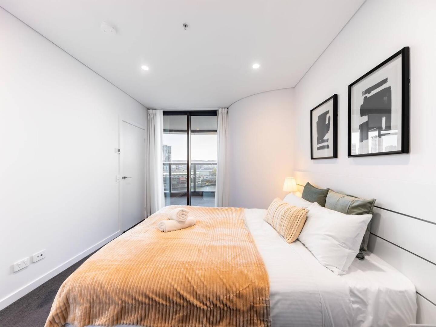 Riverfront 2 Bedroom In With Parking *