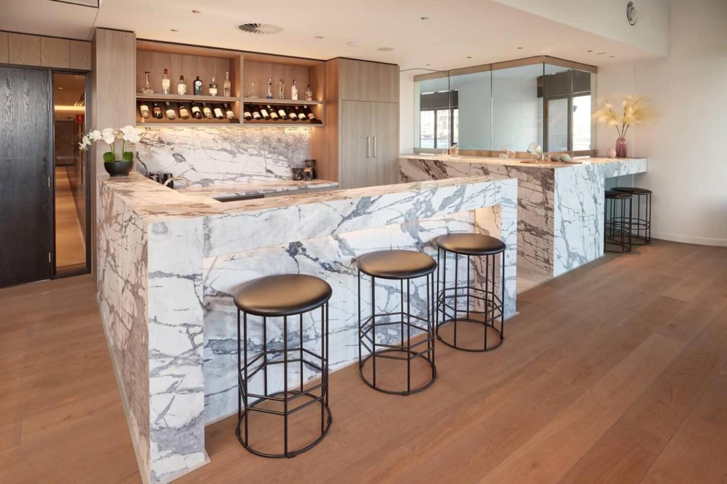 Riverfront 2 Bedroom In With Parking *