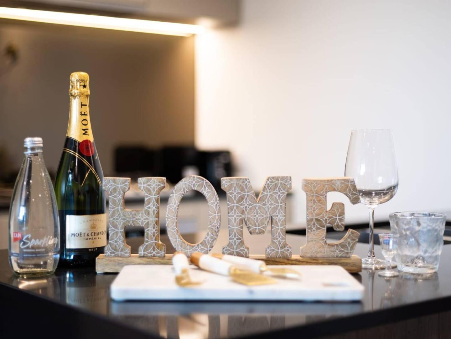 Riverfront 2 Bedroom In With Parking Apartment *